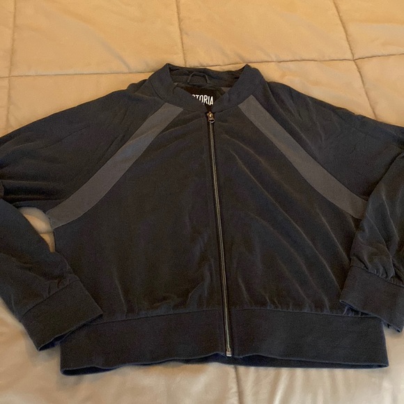 Victoria Sport Cropped Jacket Size Medium - Picture 1 of 6